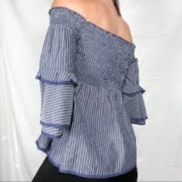 American Eagle Outfitters smocked bell sleeve top size XS‎ - Picture 4 of 9